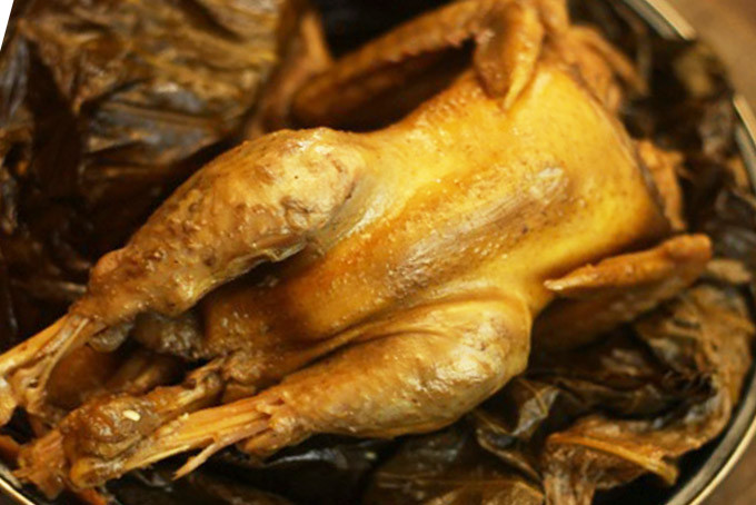 Gà nướng kiểu này có màu vàng ruộm, mùi thơm của thịt gà quyện với mùi của các loại gia vị tạo nên một hương vị đặc biệt. Thịt gà không bị mất nước nên sẽ chắc thịt và ngọt đậm.