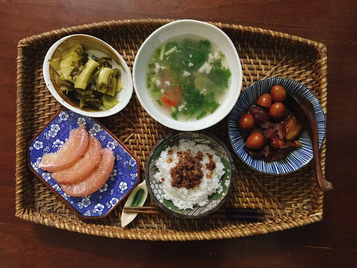 Thịt kho trứng cút, dưa muối, canh ngao nấu chua, cơm trắng, tráng miệng với bưởi. Bữa ăn một mình này thực sự khiến nhiều người ngưỡng mộ vì đầy đủ và ngon miệng.