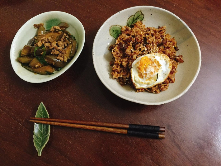 Cơm chiên trứng ốp la, cà tím om vừa đủ dinh dưỡng lại có thể tiết kiệm thời gian, chế biến nhanh chóng.