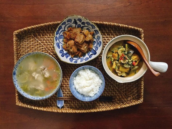 Một bữa ăn khác của cô nàng độc thân gây sốt mạng với thịt kho, đậu cà tím om, canh sườn chua, cơm trắng.