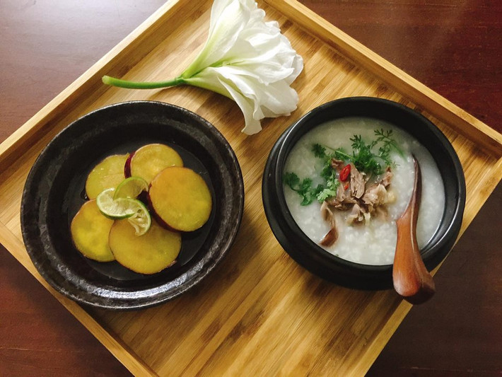 Dù không nấu cơm những vẫn phải đảm bảo đủ chất, ngon miệng với cháo gà và khoai lang luộc.