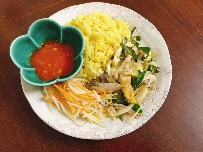 Không cần phải đến Hội An bạn vẫn có thể thưởng thức cơm gà ngay tại nhà của mình. Đây chính là món ăn thể hiện sự khéo tay cực kỳ của cô gái này.