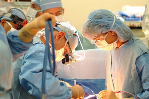 Bước 1: Bệnh nhân sẽ được bác sĩ gây mê cục bộ cho bệnh nhân trước khi tiến hành phẫu thuật. Ảnh: Sống khỏe.