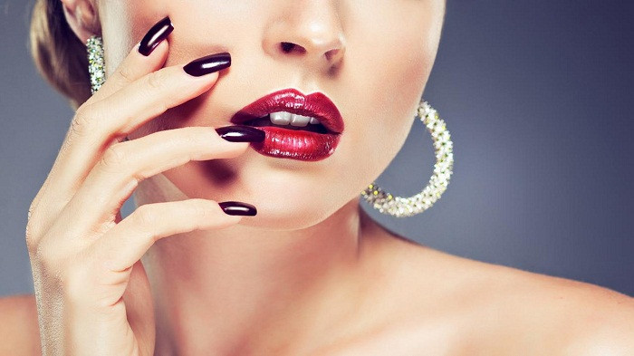 Để có thể chuyển giới thành công, quy trình các bước phẫu thuật chuyển giới cần phải tuân thủ theo trình tự sau. Đầu tiên trước khi trực tiếp tiến hành phẫu thuật chuyển giới thành nữ, người nam phải sống như một phụ nữ trong ít nhất 18 tháng và tiêm hormone nữ trong 12 tháng liên tiếp thì ca phẫu thuật chuyển giới mới được tiến hành. Ảnh: Elle