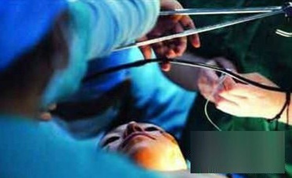 Quy trình phẫu thuật chuyển giới từ nam sang nữ tức phải phẫu thuật chuyển đổi bộ phận sinh dục từ nam thành nữ sẽ kéo dài từ 2 đến 3 giờ và phải trải qua 5 bước cơ bản. Ảnh: Sống khỏe.