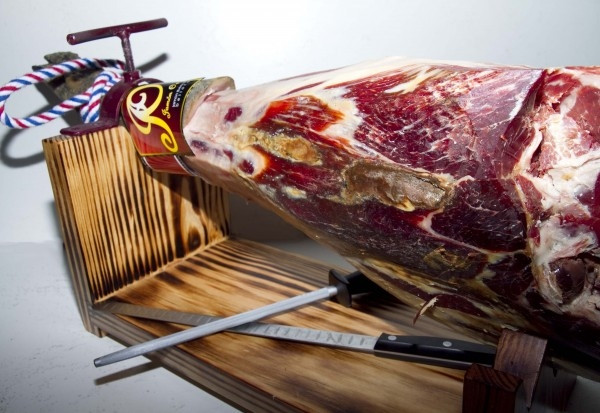 Thịt lợn muối cực phẩm Jamon Iberico xuất xứ từ bán đảo Iberia ở miền nam Tây Ban Nha.