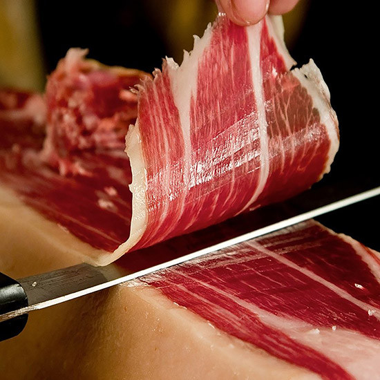 Những người từng thưởng thức món này đều đánh giá khi ăn những lát thịt Jamon Iberico thái mỏng sẽ cảm nhận được vị béo ngậy của thịt, hương thơm của nắng của gió, vị mặn mòi của biển Địa Trung Hải không gì sánh bằng.