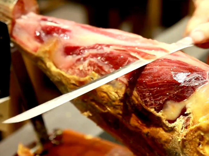 Dù là thịt tươi hay thịt xông khói thì heo đen Iberico đều được thế giới đánh giá rất cao. Nguồn ảnh: Spanish Deli, Bloomberg.