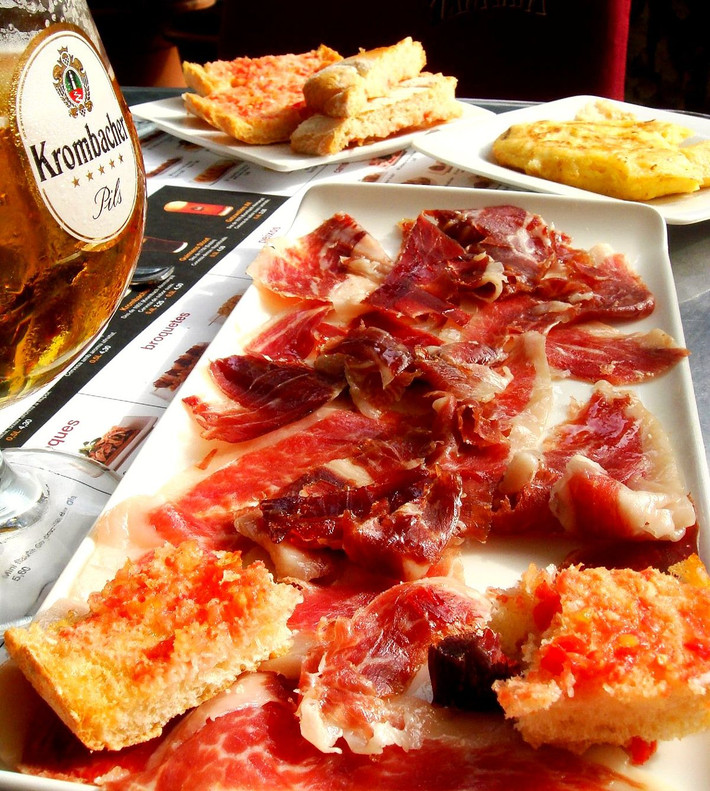 Ban đầu loài lợn đen Iberia sẽ được thả rông để thịt lợn chắc, thơm ngon sau đó sẽ được chuyển qua chế độ ăn ngũ cốc và hạt dẻ rừng để thịt thơm ngon hơn.