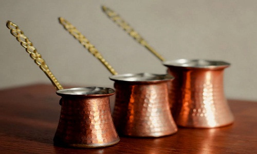 Sử dụng cốc bằng đồng để uống nước: Theo trang Boldsky đồng được biết đến như một loại kim loại có thể loại bỏ độc tốt rất tốt. Bạn có thể sử dụng một loại cốc bằng đồng để uống nước để thải độc tố của thuốc lá và giảm với thèm thuốc.