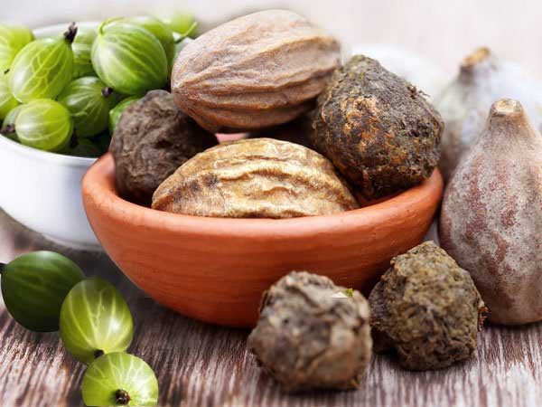 Triphala: Đây là loại dược liệu có thể sử dụng để cai thuốc lá và làm sạch những thành phần độc hại từ khói thuốc mà bạn hít vào cơ thể. Mỗi lần bạn uống 3 thìa cà phê bột triphala để có hiệu quả tốt nhất.