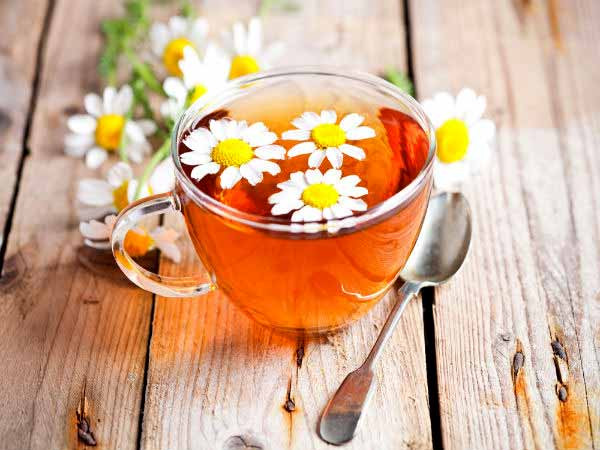 Uống trà hoa cúc để cai nghiện thuốc lá: Trà hoa cúc nổi tiếng là loại thảo mộc có tác dụng xoa dịu các dây thần kinh rất tốt cho người hút thuốc lá. Bạn có thể uống loại trà này 3 lần/ ngày liên tiếp nhiều ngày trong quá trình cai nghiện thuốc.