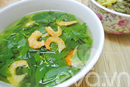 2. Tôm nõn nấu canh rau ngót: Đây là món canh từ tôm nõn thanh mát, bổ dưỡng và chế biến đơn giản, phù hợp cho trời nắng nóng. Ảnh: Eva.