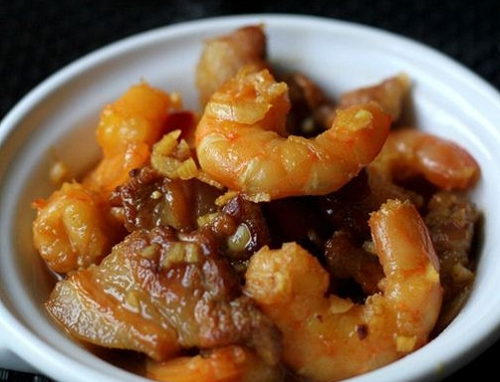 Tôm nõn rim thịt ba chỉ: Nguyên liệu cần chuẩn bị để chế biến món ăn này gồm có: thịt ba chỉ, tôm nõn tươi hoặc khô đều được, gia vị đi kèm gồm muối, tiêu, đường, nước mắm, hành tím, tỏi… Ảnh: Healthplus.