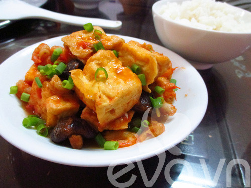 Đậu phụ sốt cà chua tôm nõn: món ăn giàu dinh dưỡng nhưng chế biến lại rất đơn giản. Bạn chỉ cần chuẩn bị khoảng 3 bìa đậu, 40g tôm nõn, nấm hương, cà chua và gia vị là có món ăn mặn đưa cơm. Ảnh: Afamily.