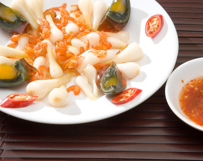 Tôm nõn khô kho củ kiệu: Bạn cần chuẩn bị tôm nõn khô, củ kiệu và trứng bắc thảo. Ảnh: Topplus.