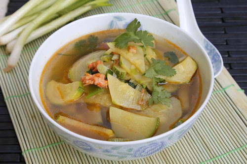 Canh bí ngồi nấu tôm: Thời tiết nắng nóng có thể nấu món canh này vừa nhanh vừa thanh mát. Vị ngọt tự nhiên của bí ngồi và tôm nõn chắc chắn sẽ là món ngon lạ trong mâm cơm gia đình. Ảnh: Ẩm thực 365.