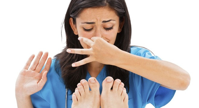 Thời tiết thay đổi thất thường, mưa nhiều độ ẩm tăng cao là điều kiện để cho các loại vi khuẩn phát triển gây nên mùi hôi chân khó chịu mà không ai mong muốn. Ảnh: Wru.edu.