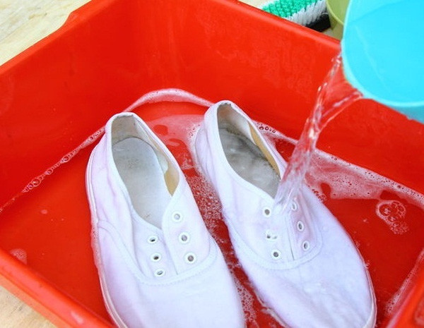 Thường xuyên giặt và khử trùng giày: bạn cần có dung dịch Chlorhexidine để ngâm miếng lót giày loại bỏ mùi hôi thối khó chịu, giá của dung dịch này cũng rất rẻ. Ảnh: Thế giới gia đình.