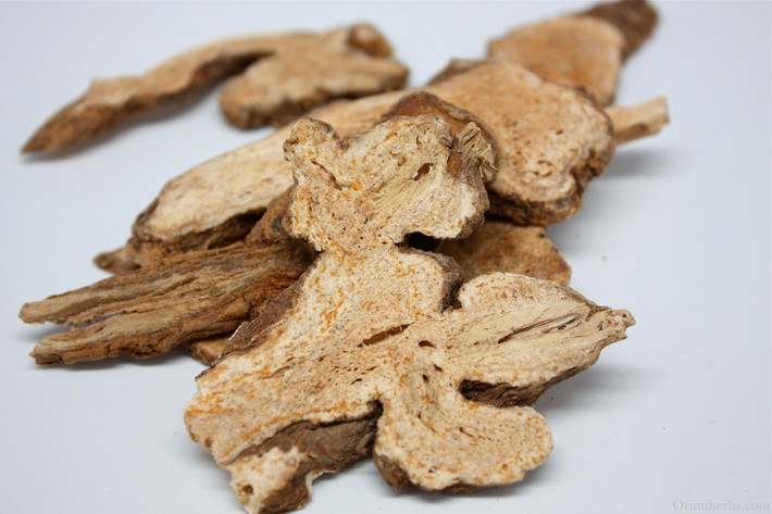Cơm cháy trị bệnh đi phân lỏng ở người cao tuổi: 600g cơm cháy; ý dĩ, hạt sen bỏ tâm mỗi thứ 12g; 6g bạch truật; 4.5g trần bì tán bột hòa nước uống. Mỗi lần uống khoảng 7-10 có bỏ thêm đường. Ảnh: Công ty cổ phần dược liệu Việt Nam.