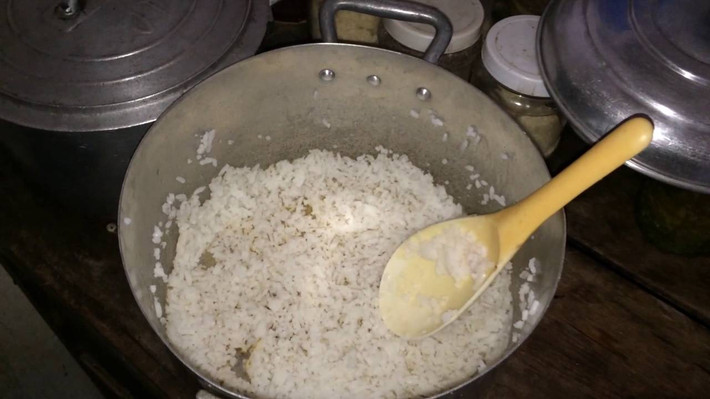 Để cơm cháy không bị đen mà vừa đến độ thì mọi người phải điều chỉnh lửa khi nấu, tốt nhất là khi cơm cạn không nên đun lửa mà chỉ để than đỏ để giữ nóng. Ảnh: Youtube.