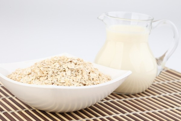 Chịu khó tẩy da chết bằng hỗn hợp yến mạch, bột cà phê và sữa tươi để làn da lúc nào cũng căng mọng và láng mịn. Ảnh: Mỹ phẩm tuệ nhi.