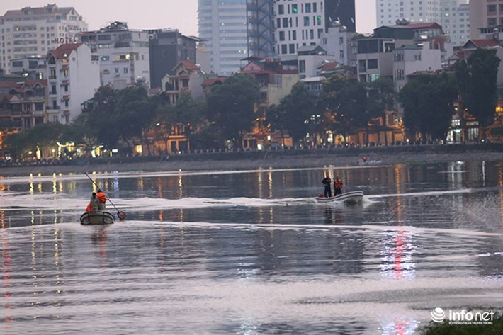 Sáng nay (8/6/2017), người dân sống gần hồ Hoàng Cầu (Đống Đa, Hà Nội) phát hiện nhiều cá chết nổi trắng mặt hồ. Cũng trong ngày hôm nay, đã có hàng chục công nhân và 2 cano liên tục đi trên mặt hồ để vớt xác cá.
