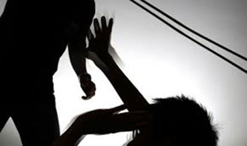 Bà ngoại nghi bị tâm thần cứa cổ sát hại cháu 8 tháng tuổi. Ngày 2/1, Công an tỉnh An Giang đang làm thủ tục trưng cầu giám định tâm thần với bà Nèang Nhây (60 tuổi, ngụ xã Vĩnh Trung, huyện Tịnh Biên) để củng cố hồ sơ xử lý về hành vi Giết người. Trước đó, chiều 26/12/2020, mẹ của bé Chau Som Pha Quin (8 tháng tuổi) đưa bé cho bà ngoại ẵm vào phòng để ru ngủ. Bà Nhây sau đó lấy dao cứa cổ bé Pha Quin khiến nạn nhân tử vong. Gia đình cho biết, bà Nhây từng có tiền sử tâm thần từ 10 năm trước.