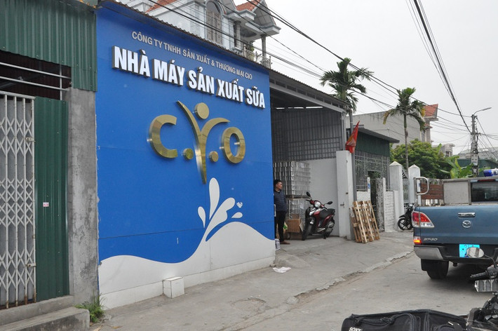 Ngày 5/1, phòng Cảnh sát kinh tế Công an tỉnh Hải Dương phối hợp với các đơn vị chức năng tiến hành lệnh khám xét khẩn cấp chỗ ở, nơi làm việc, nơi sản xuất, kho chứa hàng của Công ty TNHH sản xuất thương mại quốc tế CIO tại số 1/12 Đường Nhị Châu, khu 3, phường Nhị Châu, TP Hải Dương. Công ty này do ông Nguyễn Huy Dương, sinh năm 1989, hiện trú tại phường Thanh Bình, TP Hải Dương làm Giám đốc công ty.