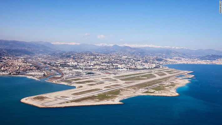 Sân bay quốc tế Nice Cote D'Azur, Pháp: Sân bay này là nơi có thể tiếp cận phong cảnh tuyệt đẹp từ phía đông bắc qua dãy núi Alps, sau đó là Monaco, hoặc dãy núi đá Estérel với màu đỏ sẫm thật nổi bật, đứng sừng sững trên sắc xanh huyền bí của vùng biển Địa Trung Hải.