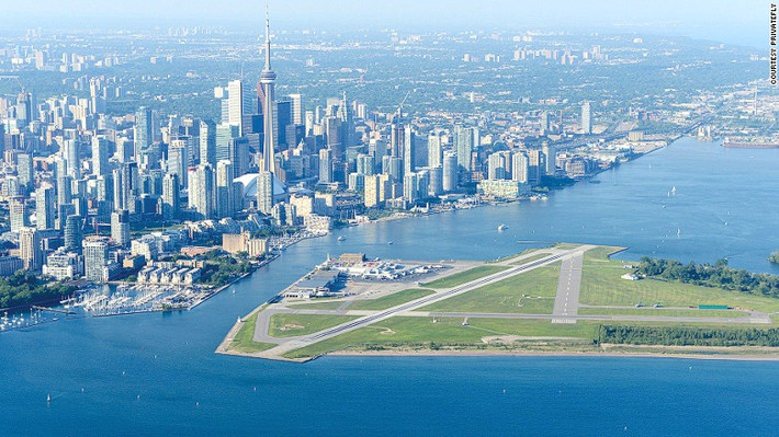Sân bay Billy Bishop Toronto, Canada: Billy Bishop Toronto nằm trên một đảo nhỏ ở hồ Ontario tại thủ đô Toronto. Muốn đến được sân bay này, các du khách phải di chuyển bằng phà.