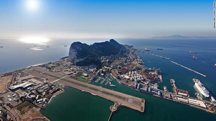 Sân bay Gibraltar, Anh: Cách trung tâm thành phố chỉ 500 m, đường băng của sân bay Gibraltar cũng là một trong những đại lộ chính trên đảo. Người đi bộ và ô tô di chuyển ở đây phải dừng gọn vào hai bên đường băng mỗi khi có máy bay cất hay hạ cánh.