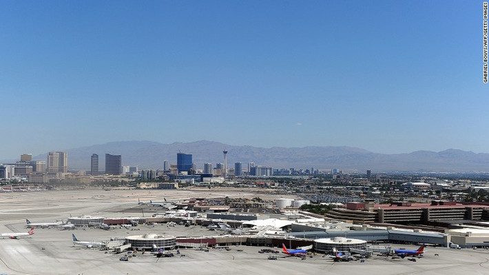 Sân bay quốc tế Las Vegas McCarran, Mỹ: Sân bay này được thiết kế nằm giữa thành phố Las Vegas luôn sáng rực rỡ cả ngày lẫn đêm. Do đó, mỗi khi hạ cánh, chỉ cần nhìn qua cửa sổ du khách sẽ thấy toàn bộ thành phố huyền diệu nổi lên giữa sa mạc.