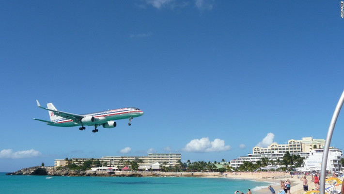 Sân bay St. Maarten (Juliana International), Hà Lan: Đây là nơi mọi người có thể quan sát máy bay ở cự ly rất gần mỗi khi chúng cất cánh hoặc hạ cánh. Nguyên do là đường băng của nó nằm sát bờ biển, nơi có một bãi tắm thường xuyên đông người.