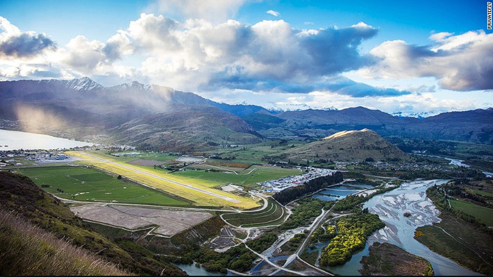Queenstown là sân bay quốc tế duy nhất ở khu vực tây nam của Đảo Nam, New Zealand. Với những dãy núi, sông, hồ tuyệt đẹp xung quanh, nơi đây được bình chọn là sân bay có phong cảnh đẹp nhất thế giới.