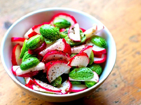 Các chị em hiện rất ưa thích dùng loại dưa hấu nhỏ này để làm các món salad, rau trộn, vừa ngon miệng vừa đẹp da.