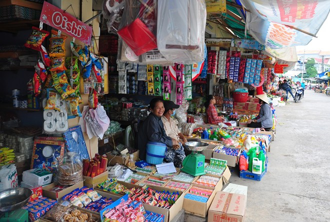 Một góc chợ cũ Đức Phổ vẫn đang buôn bán nhộn nhịp.