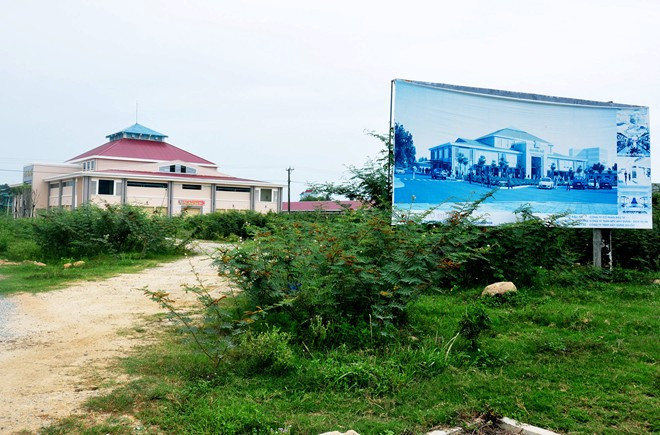 Khu thương mại - dịch vụ chợ Đức Phổ và khu nhà ở liền kề có vốn đầu tư 174 tỷ đồng. Riêng khu chợ Đức Phổ mới có vốn đầu tư 55 tỷ đồng hoàn thành, đưa vào sử dụng từ tháng 3/2015 nhưng đến nay tiểu thương kinh doanh ở chợ cũ vẫn chưa chịu di dời đến đây kinh doanh.