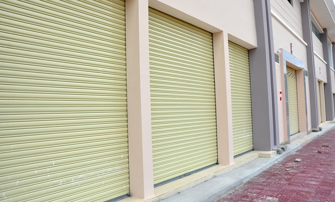 Nhiều gian hàng ở chợ mới vẫn đóng cửa im lìm. Công trình bao gồm các hạng mục với nhà lồng chính 3 tầng rộng 5.000 m2, hai nhà lồng phụ được xây dựng kiên cố, móng cột đổ bê tông cốt thép, mái lợp tôn đảm bảo 600 hộ tiểu thương kinh doanh buôn bán.