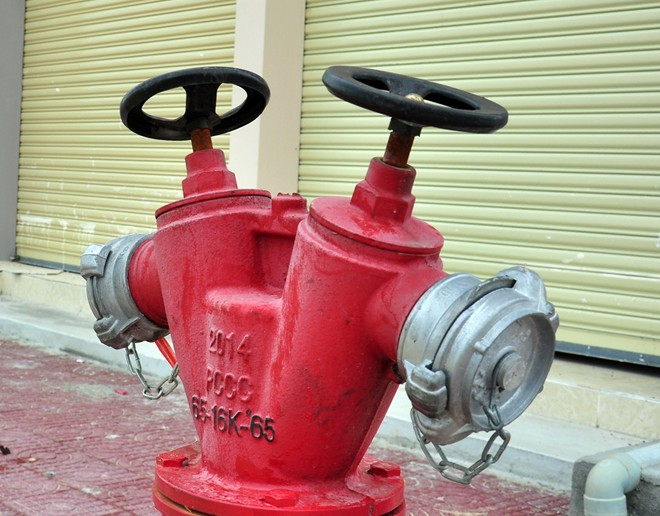 Trụ cứu hỏa được đầu tư bài bản. Ông Huỳnh Ngọc Hưng, Giám đốc Công ty CP đầu tư Hà Mỹ Á (chủ đầu tư chợ mới Đức Phổ) cho hay, chợ vắng do người dân chưa thấu hiểu phương án kinh doanh ở chợ mới. "Từ nay đến Tết Nguyên đán, chúng tôi sẽ không thu phí khi bà con tiểu thương chuyển từ chợ cũ đến đây kinh doanh. Từ năm 2017, chúng tôi mới áp dụng mức phí mới theo quy định của nhà nước", ông Hưng cam kết.