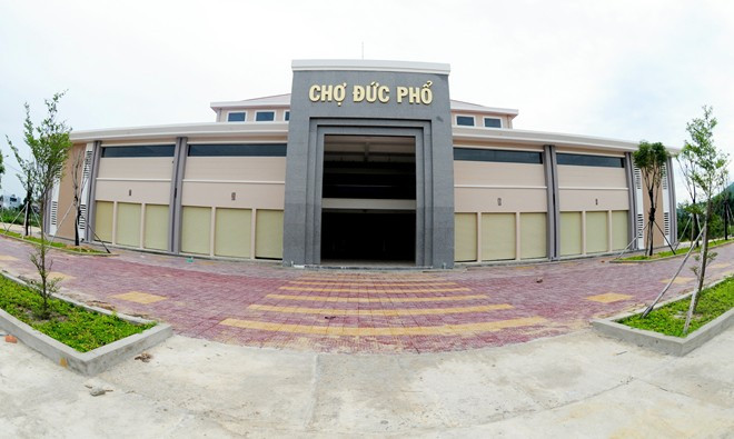 Chợ được thiết kế hiện đại có đầy đủ hệ thống điện, phòng cháy chữa cháy, xử lý nước thải... đảm bảo tiêu chuẩn, đáp ứng cho khoảng 600 tiểu thương buôn bán, kinh doanh. Chủ trương của huyện Đức Phổ là xây chợ mới thay thế chợ cũ vì không đảm bảo an toàn phòng cháy chữa cháy, xử lý nước thải, quá chật hẹp, gần sát với khu dân cư. Khu chợ cũ này không thể nâng cấp thành chợ trung tâm loại 1 để đạt tiêu chuẩn khi địa phương trở thành thị xã trực thuộc tỉnh.