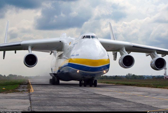 1. Máy bay Ukrainian Antonov An-225 Mriya: Antonov An-225 Mriya là máy bay lớn nhất thế giới, trọng lượng cất cánh tối đa 640 tấn.