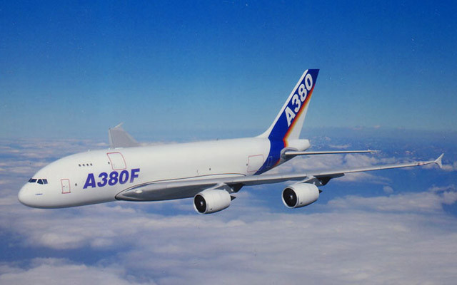 2. Airbus A380F có chiều dài sải cánh: 79,8 m và chiều dài toàn thân 73 m: Với khả năng chuyên chở tới 525 hành khách, chiếc 380F hiện là máy bay chở khách lớn nhất trên thế giới. A380F có 2 tầng với thiết kế đặc biệt sang trọng.