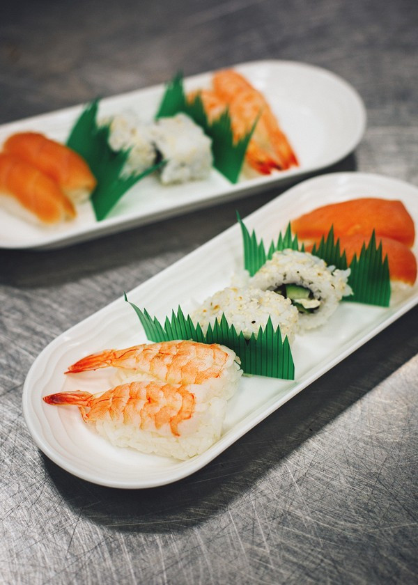 Riêng với các chuyến bay liên quan đến Nhật Bản, EKFC đã thuê các đầu bếp sushi từ xứ sở hoa anh đào để tạo ra thực đơn đồ ăn nhằm khiến hành khách được hài lòng.