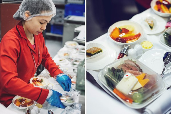 Việc bày biện và đóng gói đồ ăn, dao, dĩa và những dụng cụ khác đối với khoang hạng nhất và thương gia rất cầu kì. Theo quy định, chỉ có duy nhất một nhân viên của EKFC đảm nhiệm việc này. Quy tắc này giúp Emirates Airlines kiểm soát tốt hơn công việc cũng như các nhân viên có trách nhiệm hơn với nhiệm vụ của mình.
