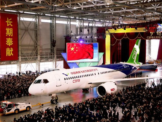 Gần đây, COMAC cũng giới thiệu máy bay chở khách cỡ lớn sản xuất nội địa đầu tiên C919, sức chứa 168 hành khách.