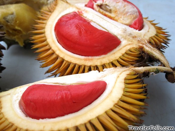 Loại sầu riêng ruột đỏ có hương vị tương tự với những loại sầu riêng khác, mặc dù một vài người mô tả nó có vị chua ngọt hay hương vị giống cà rốt.