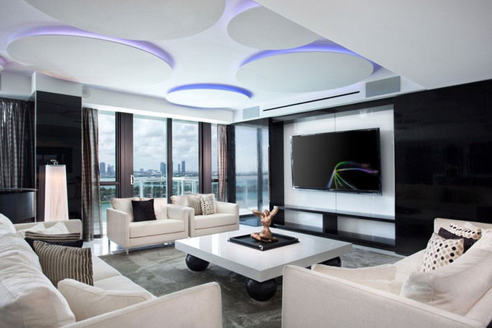 Penthouse này gồm 5 phòng ngủ, 5 phòng tắm, bể sục nước nóng và hồ bơi trên tầng mái, phòng tập thể dục và phòng tắm hơi riêng, một khu giải trí với bàn bi, quầy bar sang chảnh.