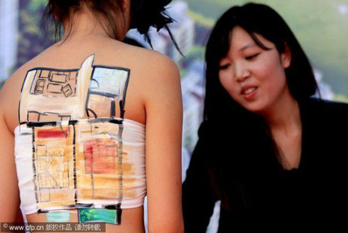 Vẽ mẫu căn hộ lên cơ thể người mẫu để thu hút khách mua nhà ở thành phố Zhoukou, tỉnh Hà Nam.