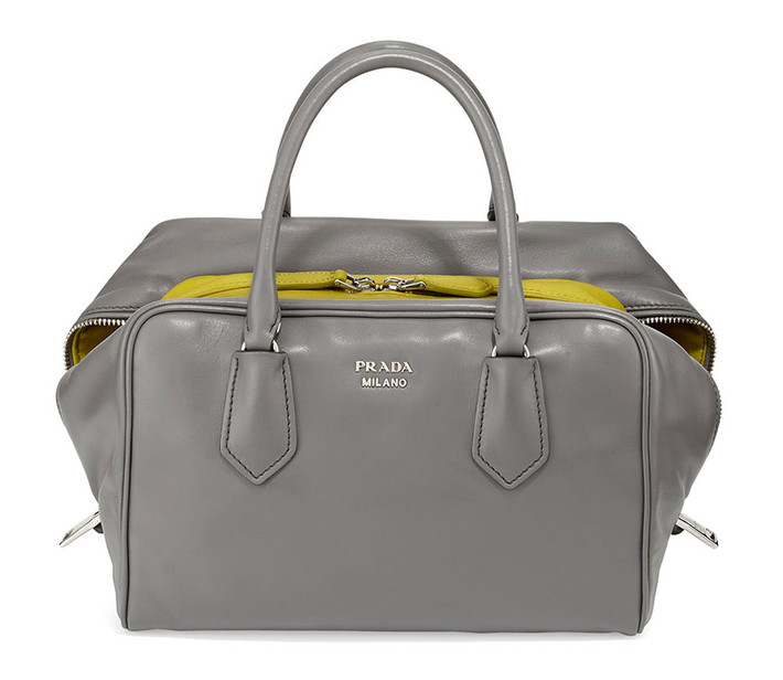 Prada Inside Bag: Năm 2015, Prada gây chú ý với mẫu túi Inside Bag với kiểu dáng mềm mại, hoài cổ và tiện lợi cho người sử dụng. Túi có giá hơn 3.000 USD.